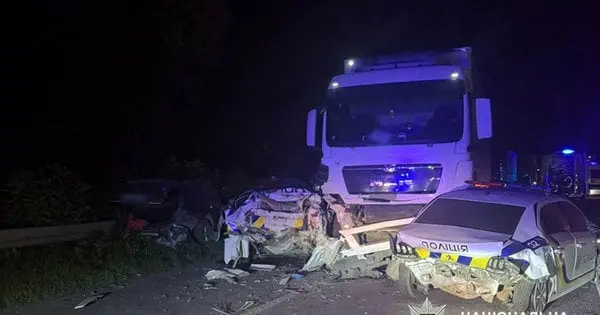 На Хмельниччині вантажівка врізалася в поліцейських, які оформлювали ДТП