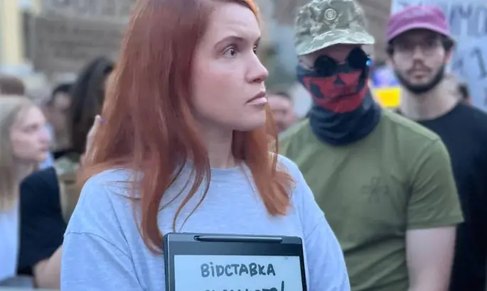 Депутатка Безугла, которая голосовала за закон по НАБУ и САП, пришла на митинг против него. Люди встретили ее лозунгами &quot;Ганьба й Безуглу геть!&quot;