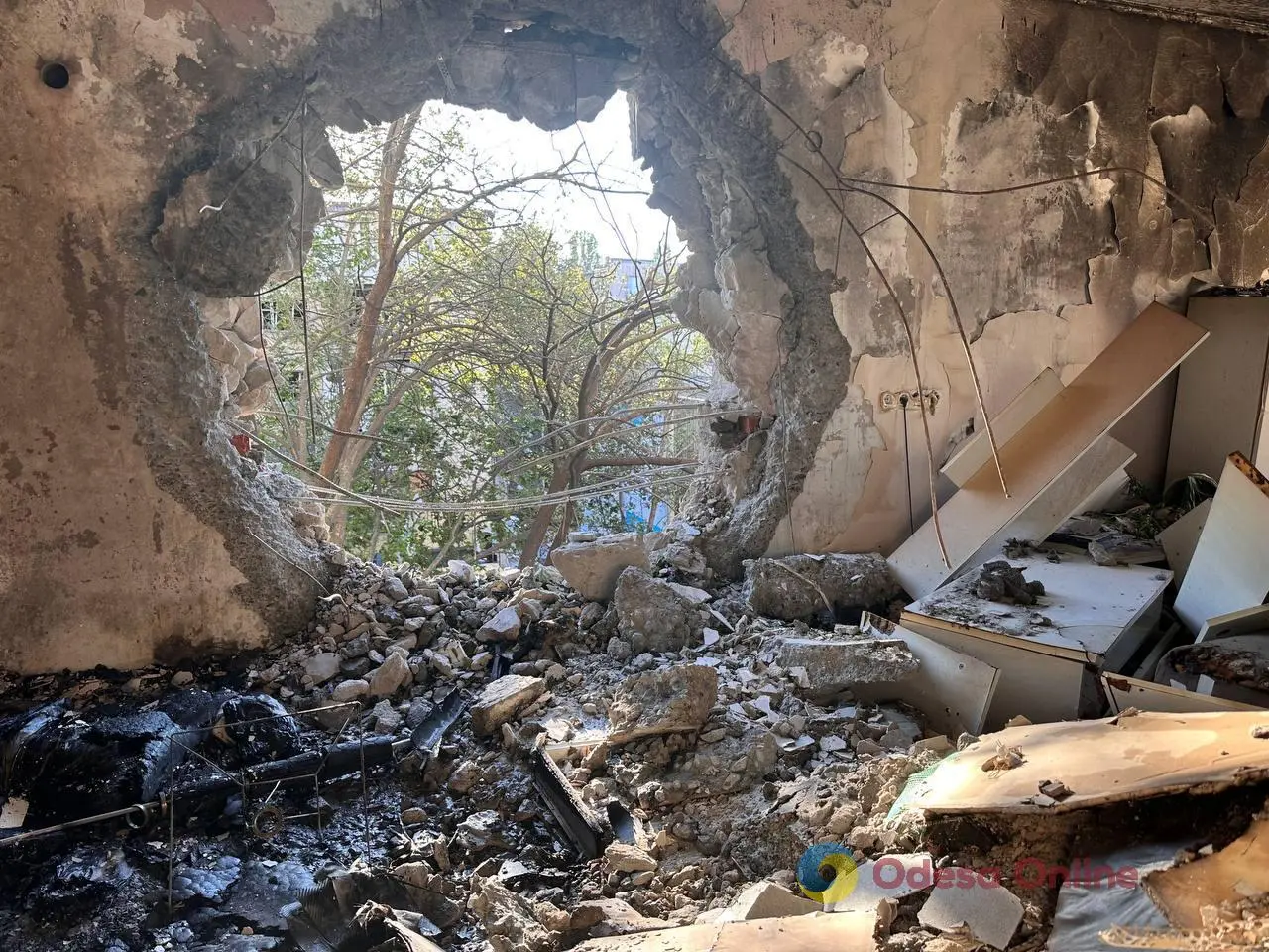 Нічний удар по Одесі: фоторепортаж зсередини пошкодженого будинку