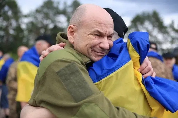Довгоочікуване повернення: Україна обміняла тяжкохворих та поранених захисників (фото, відео)