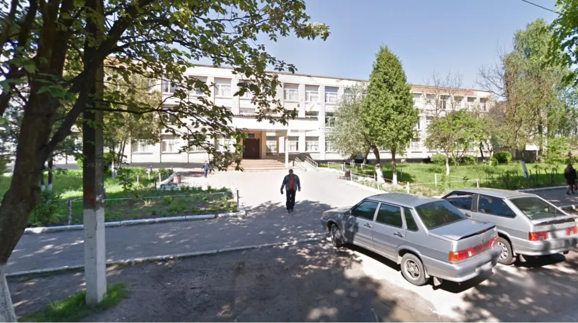 Прокуратура не змогла через суд знести багатоповерхівку, збудовану впритул до школи у Вінниці