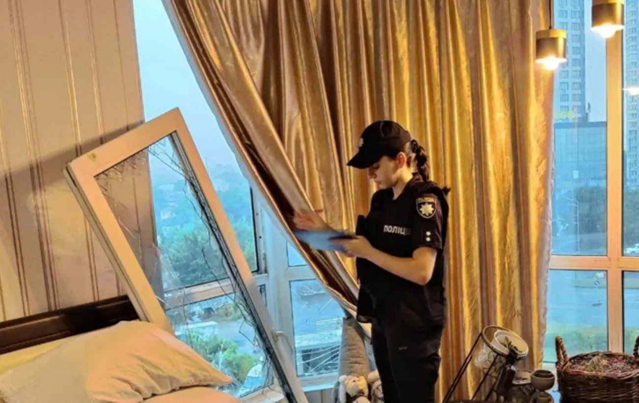 Вибиті вікна та постраждалі: поліція показала наслідки удару "Шахедів" по Києву