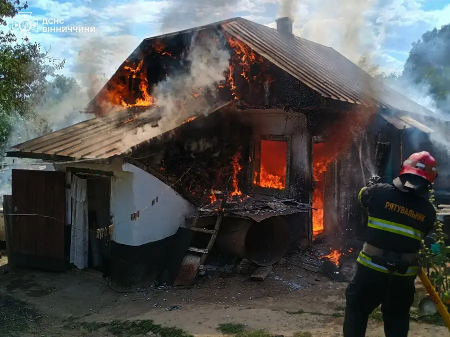На Вінниччині палали три гектари стерні, будинок та господарські споруди