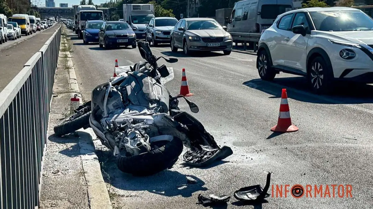 У Дніпрі на Слобожанському зіткнулись Mazda та мотоцикл: троє людей у лікарні