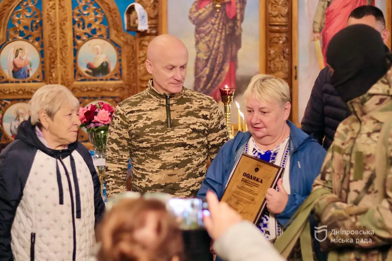 Дніпровські волонтерки передали захисникам 30 антидронових ковдр