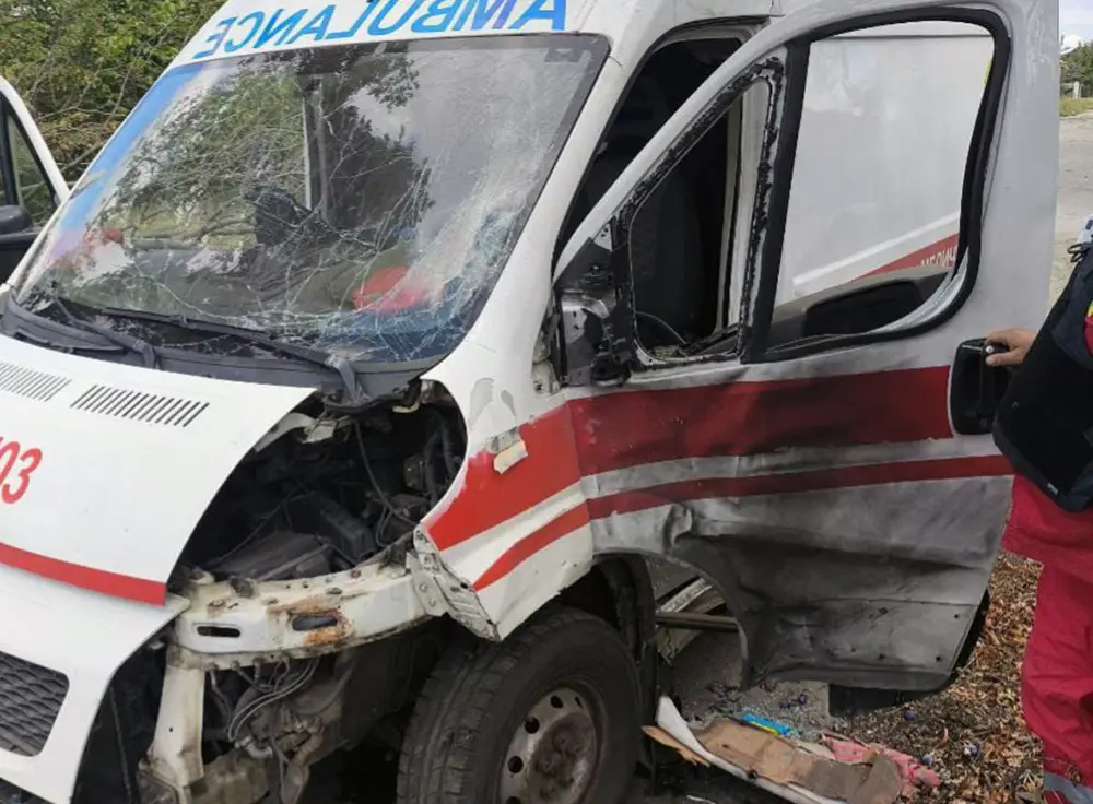 «Миролюбні» росіяни знов атакували автівку екстреної меддопомоги на Харківщині
