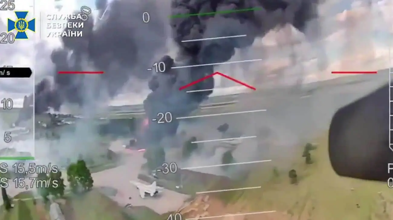 Операція "Павутина": СБУ показала шлях FPV-дрона від вильоту до ураження літака