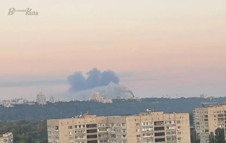 У Печерському районі внаслідок ворожої атаки загорілася урядова будівля