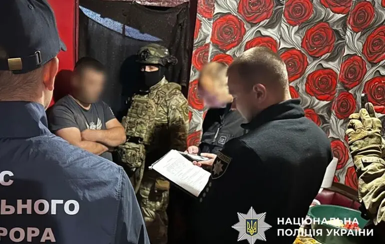 Поліція викрила шахраїв, які привласнювали гроші звільнених з російського полону військових