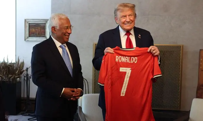 &quot;Играем за мир&quot;. Роналду подписал футболку для Трампа. ФОТО