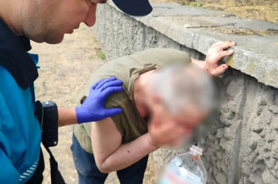 Спека в Одесі: патрульні допомогли чоловіку, якому стало зле