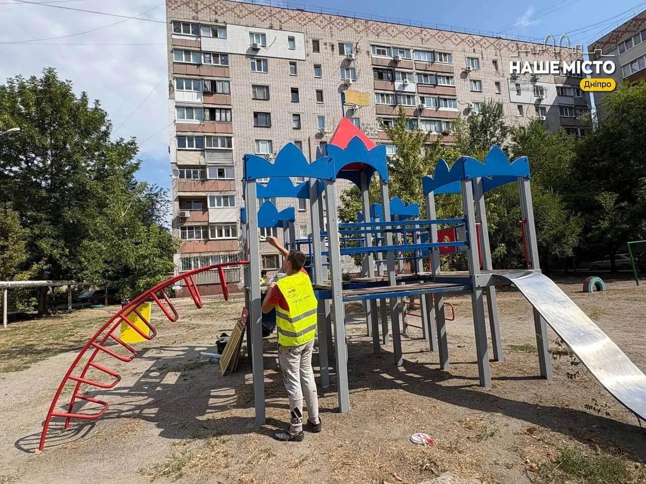 Оновлені гойдалки, карусель, пісочниця: у Дніпрі ремонтують дитячі майданчики