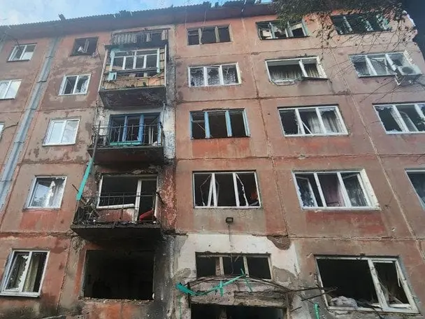 Російський дрон влучив у багатоповерхівку на Донеччині: є поранені