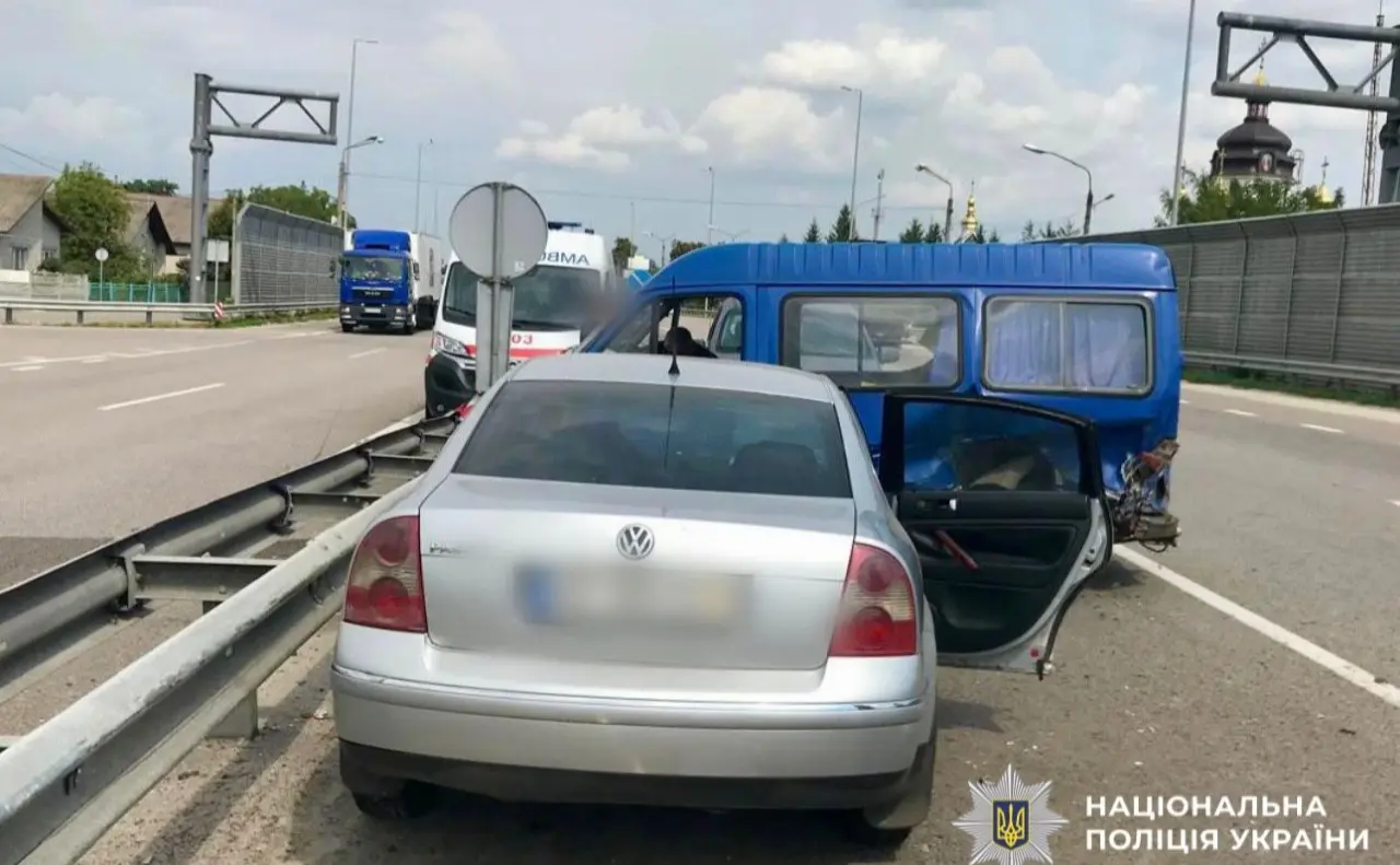 ДТП Київ-Одеса: Мікроавтобус зіткнувся з легковиком, є постраждалий
