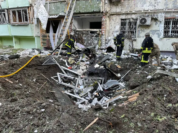 У Чернівцях ворог влучив у багатоповерхівку. З’явились перші фото рятувальних робіт