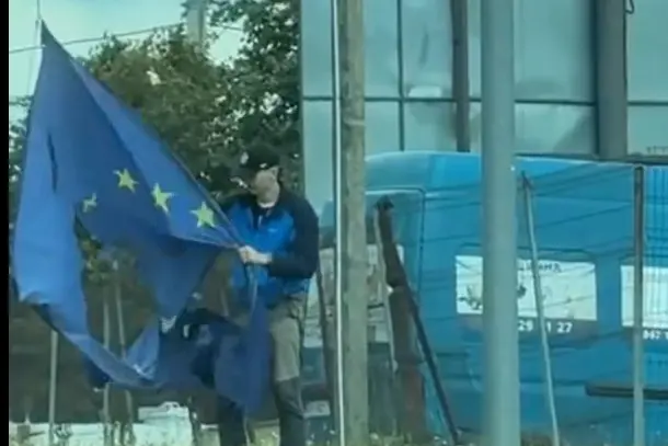 Хлопця, який у Вінниці порізав прапор Євросоюзу, затримали поліцейські