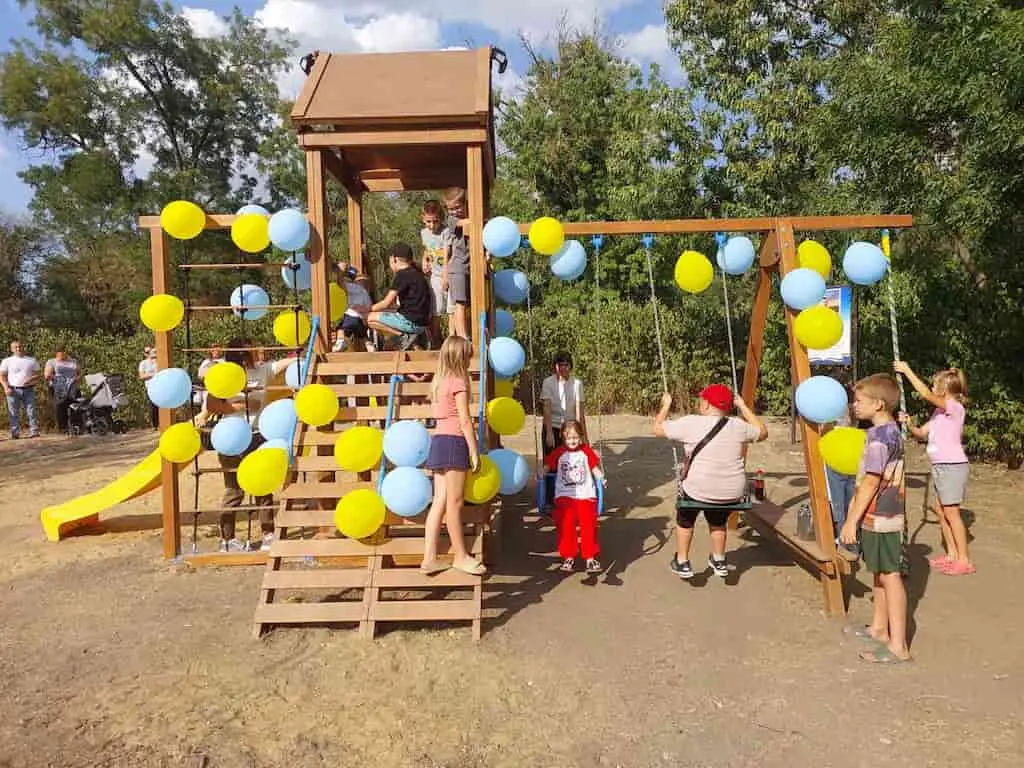 Родина загиблого на війні воїна з Буджаку подарувала дітям ігровий комплекс