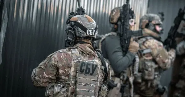СБУ проводить слідчі дії у колишніх детективів НАБУ, бюро заявило про тиск