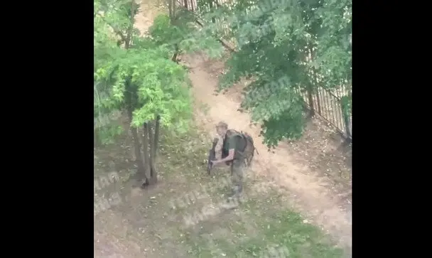 Невідомий у військовій формі стріляв з автомата у житловому районі Харкова: відео