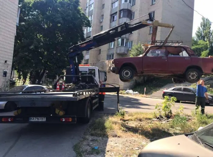 Київ прибирає покинуті автомобілі: план на осінь
