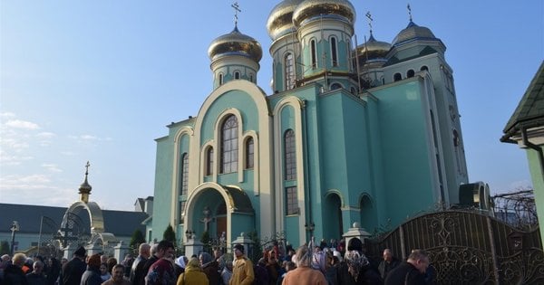 Закарпатка уникла покарання за те, що змушувала доньок жебракувати біля церкви