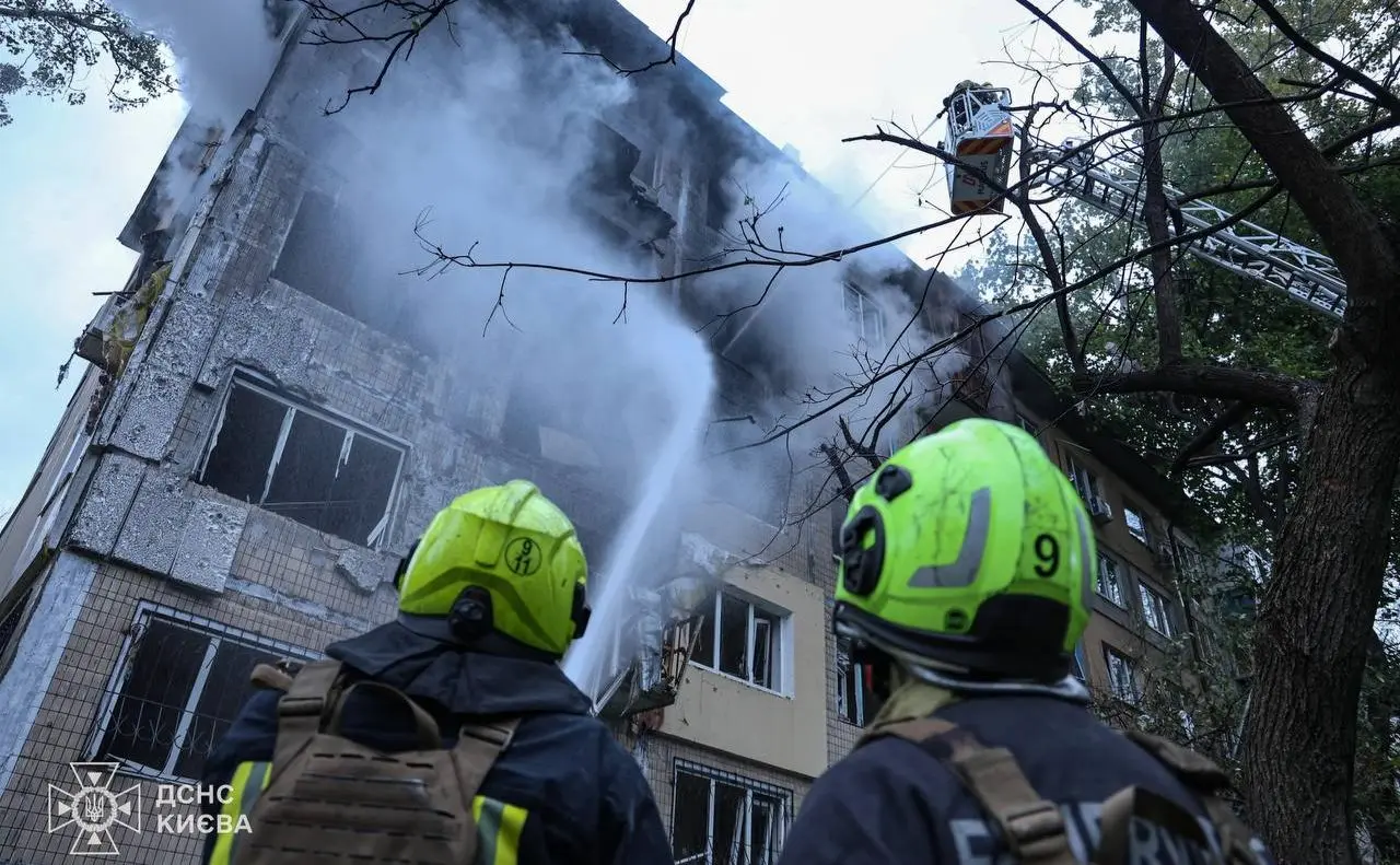У Києві продовжують ліквідувати наслідки російської атаки: є загиблі