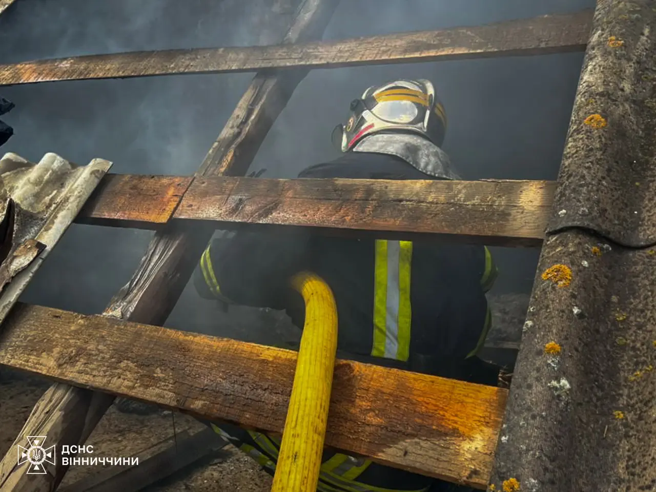 У Вінниці через недбалість загорівся дах будинку