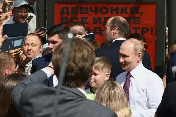 Путін у Петербурзі раптом "пішов у народ": про свідчить така поведінка