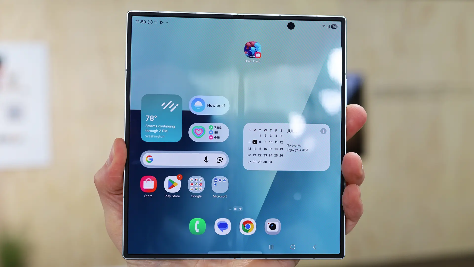 Блогер на YouTube вручну згинає Galaxy Fold 7 у прямому ефірі: смартфон витримав уже понад 100 000 складань
