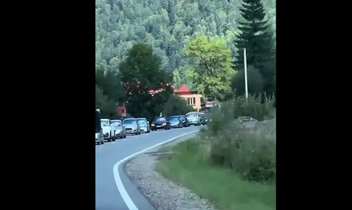 На в'їзді в Буковель кілометрові черги й величезні затори