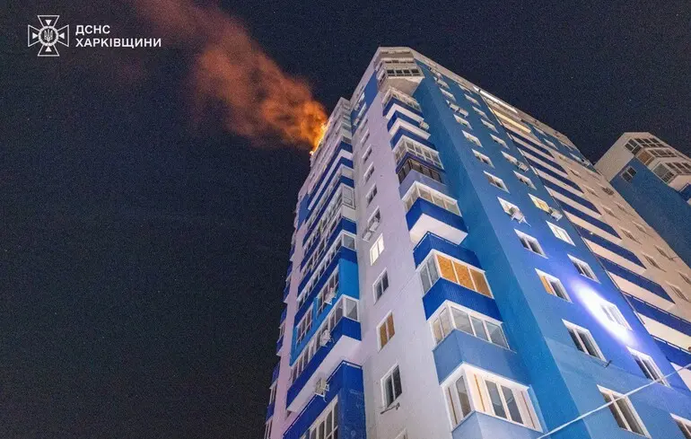 Три осередки пожеж та 17 постраждалих: У ДСНС показали наслідки нічного удару по Харкову