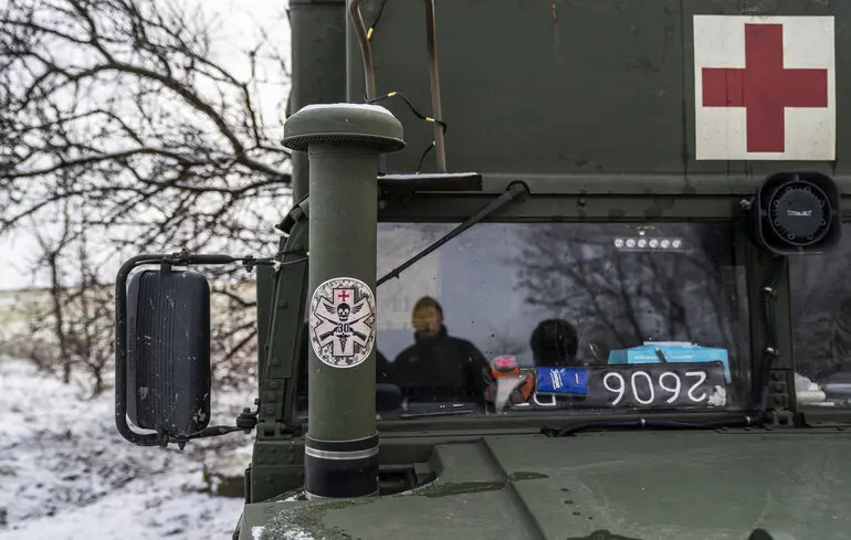 Розбронювання медиків: прозорість чи ручне керування?
