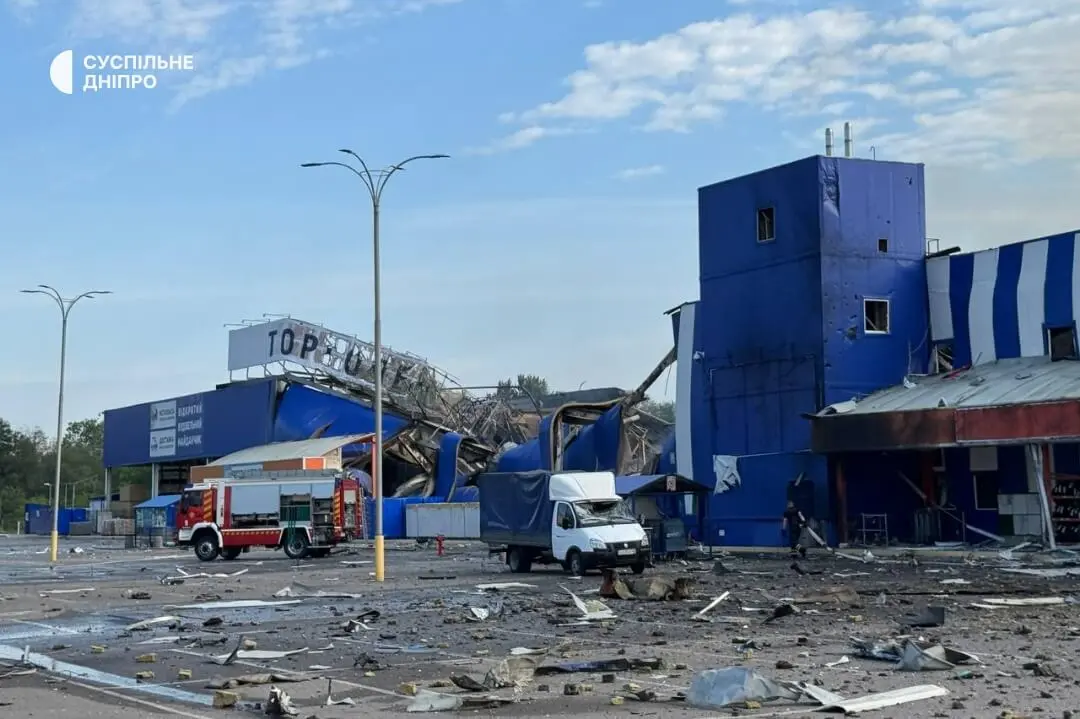 У Кам’янському ворог зруйнував торговий центр «Епіцентр»
