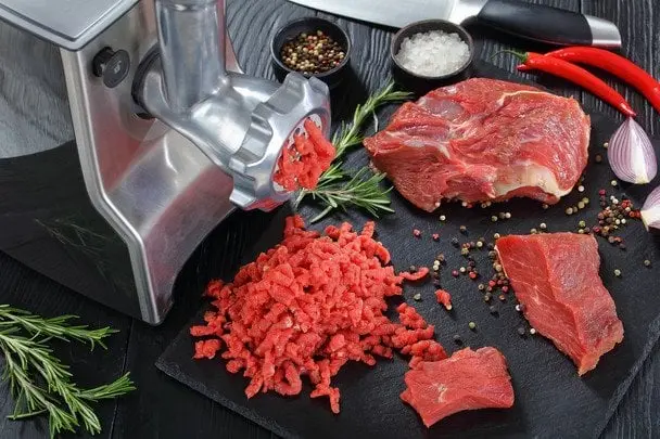 Суттєво дорожчає м’ясо: які продукти натомість дешевшають