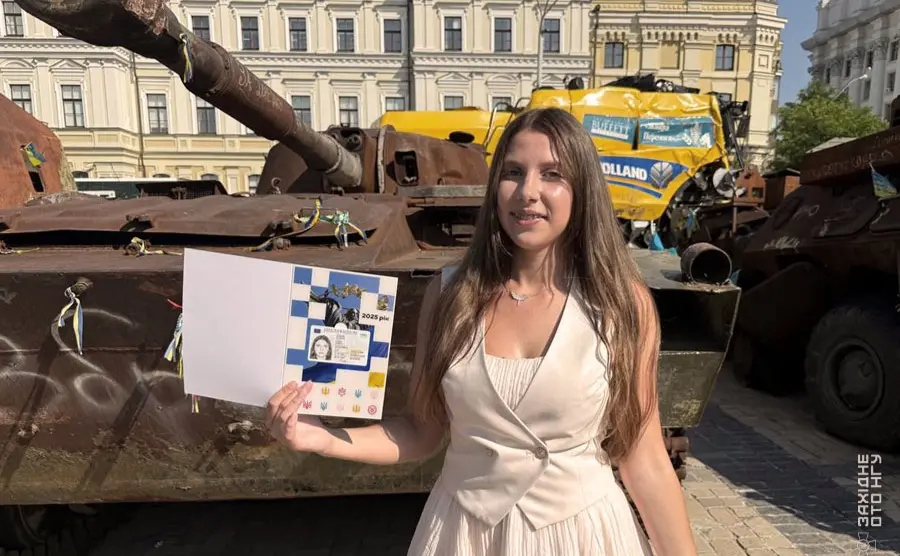 14-річна донька загиблого нацгвардійця отримала паспорт з рук Президента