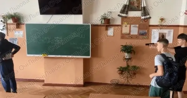 Дев’ятикласник львівської школи стріляв у класі з пневматичної зброї (відео)