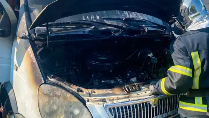 У Чернівцях і Магалі ледь не згоріли вщент дві автівки
