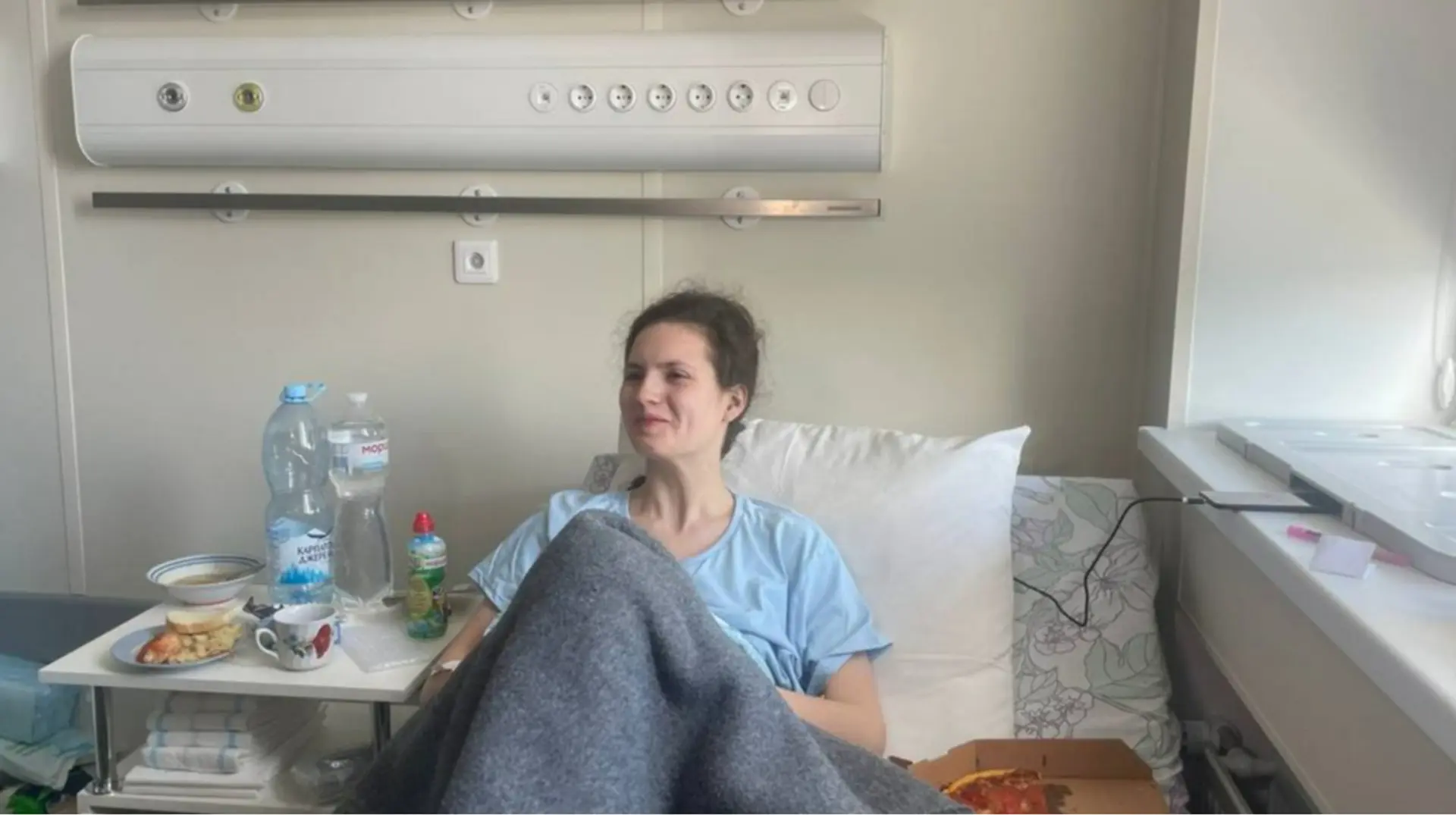 "Спала і прокинулась на уламках внизу". Історія дівчини, яка під час атаки РФ випала з 9 поверху і вижила