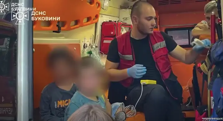 Залишила малюків на 9 річного сина: у Чернівцях з пожежі врятували трьох маленьких дітей