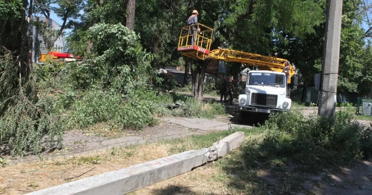 У Харкові сотні людей досі лишаються без світла через негоду