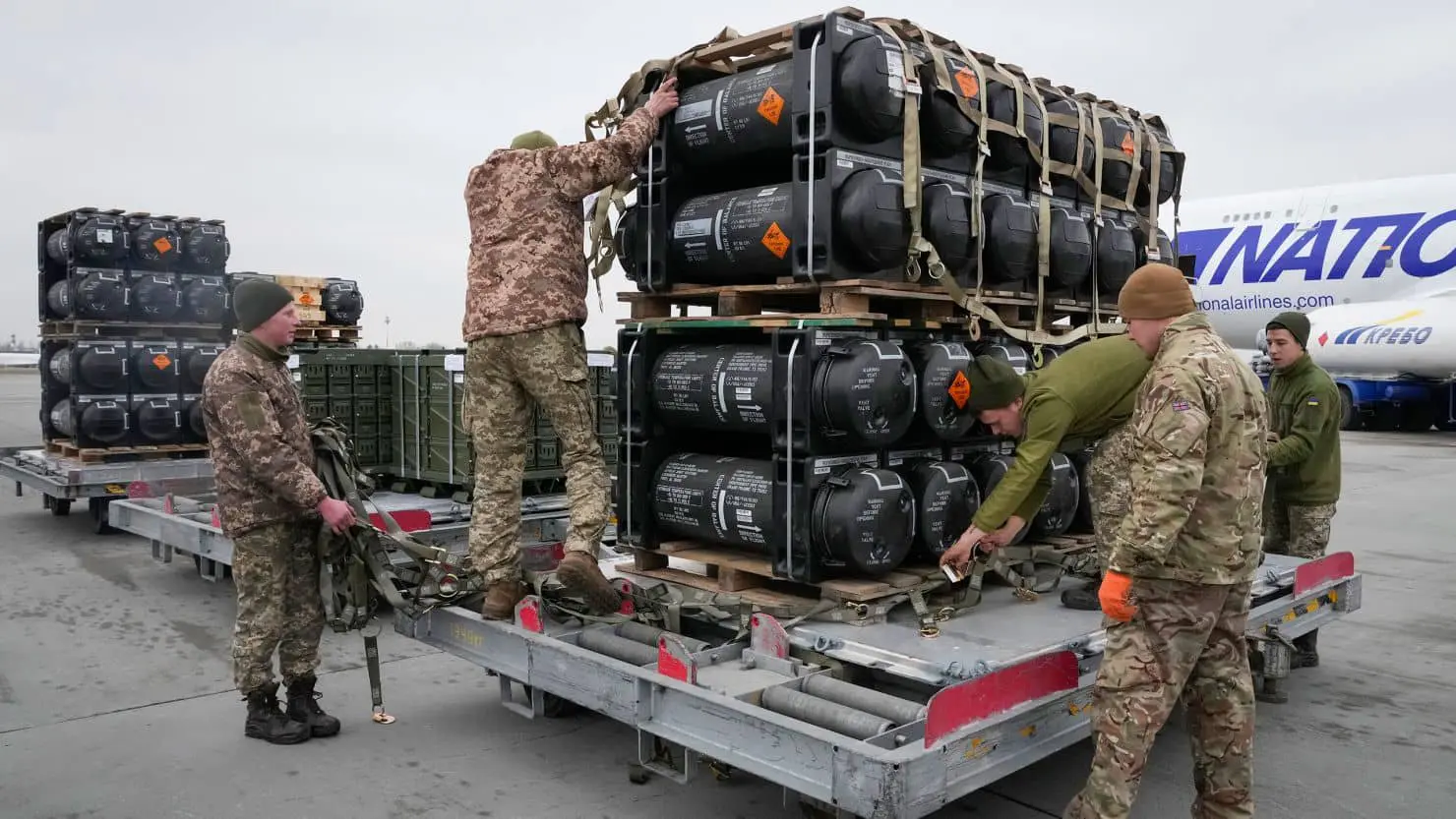 У Польщі розчаровані рішенням США зупинити поставки зброї України