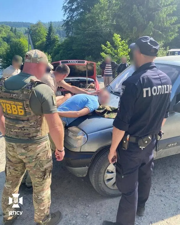 «Трансфер» до кордону за $6000: на Прикарпатті спіймали переправника ухилянтів