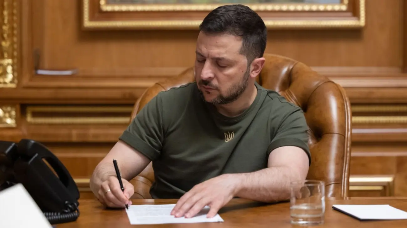 Зеленський оперативно підписав закон про повернення незалежності НАБУ і САП