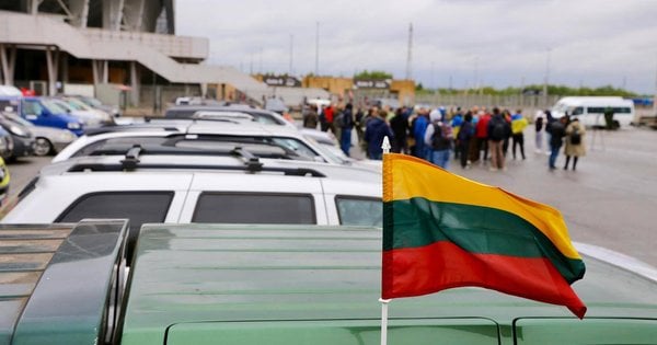 Литовські волонтери привезли на Львівщину 70 автомобілів для військових