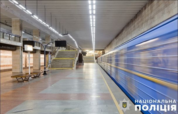 У метро Києва людина впала на колії в тунелі – що відомо
