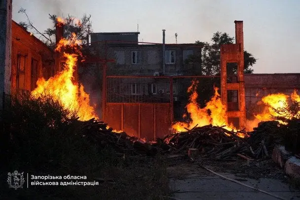 У Запоріжжі ліквідовують наслідки російської атаки (фото)