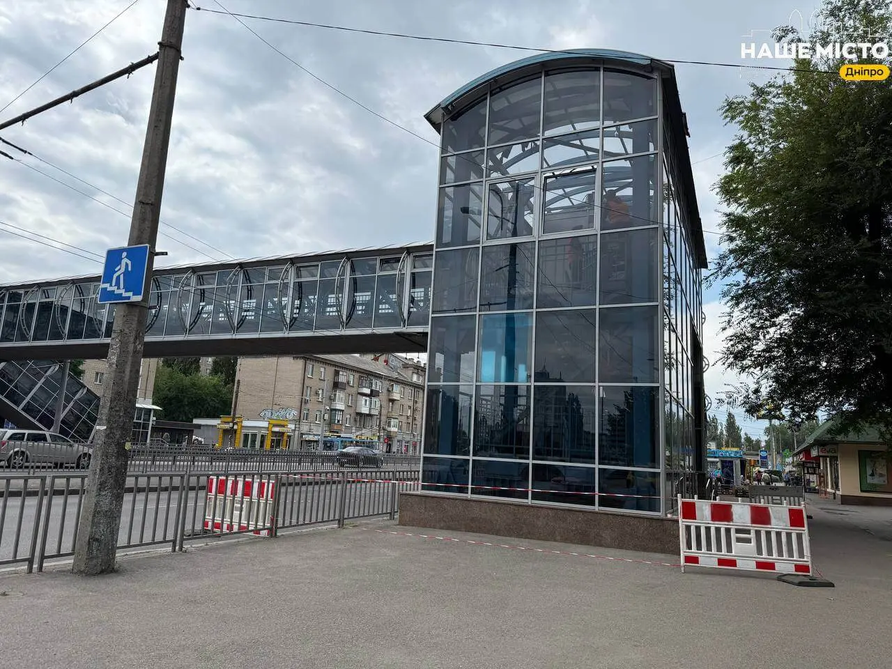 У Дніпрі на проспекті Слобожанському розпочато ремонт надземного пішохідного переходу