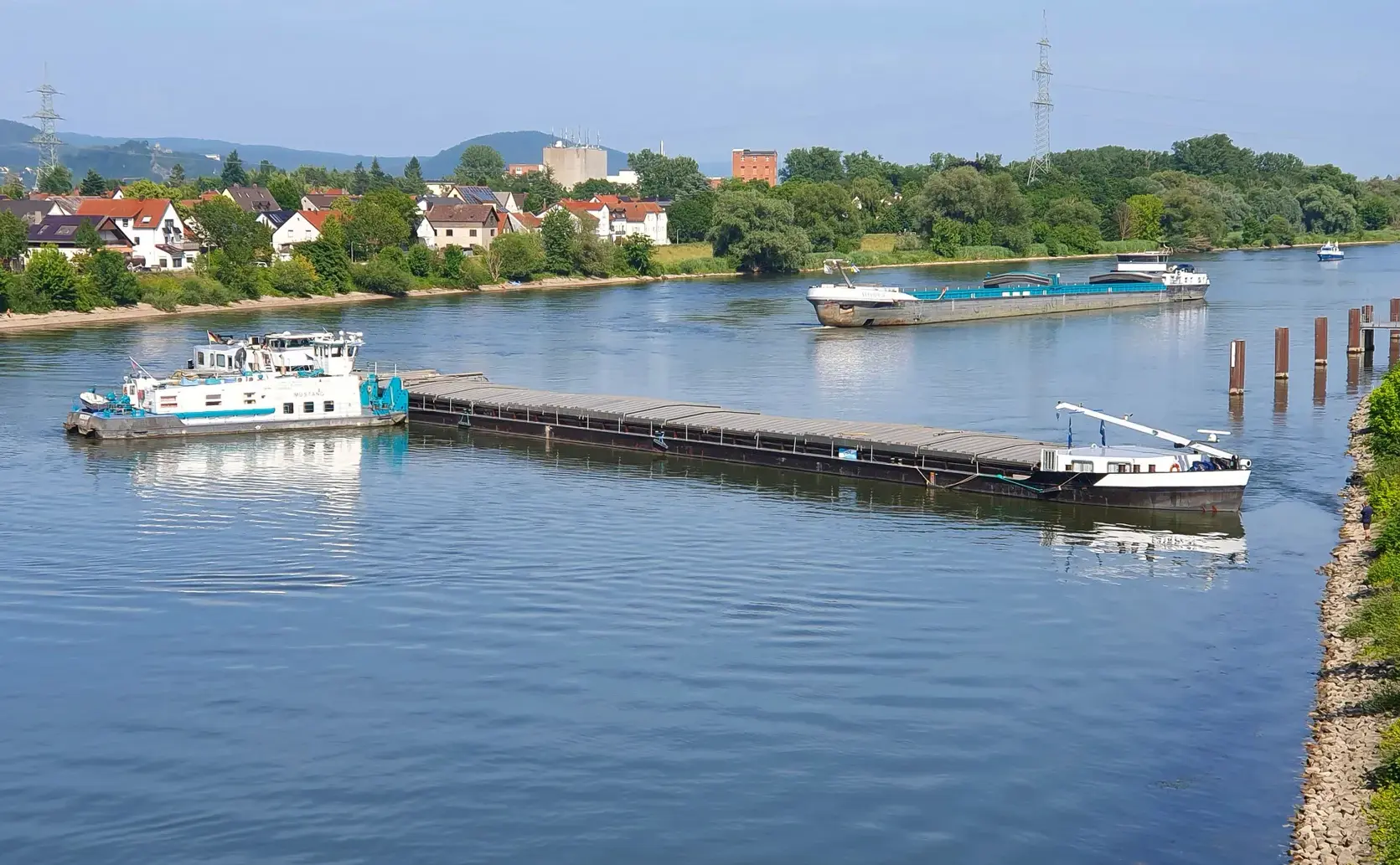 У Німеччині на Дунаї з четверга застрягла 100-метрова баржа із залізною рудою