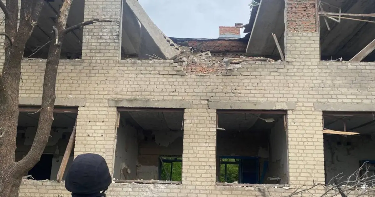 На Харківщині окупанти влучили у багатоповерхівку, школи та будинки