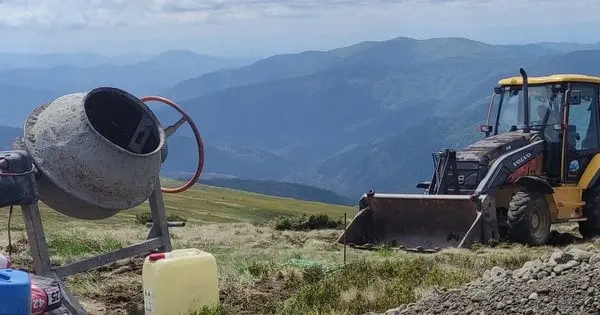 На Свидовці у Карпатах монтують щоглу для вимірювання сили вітру